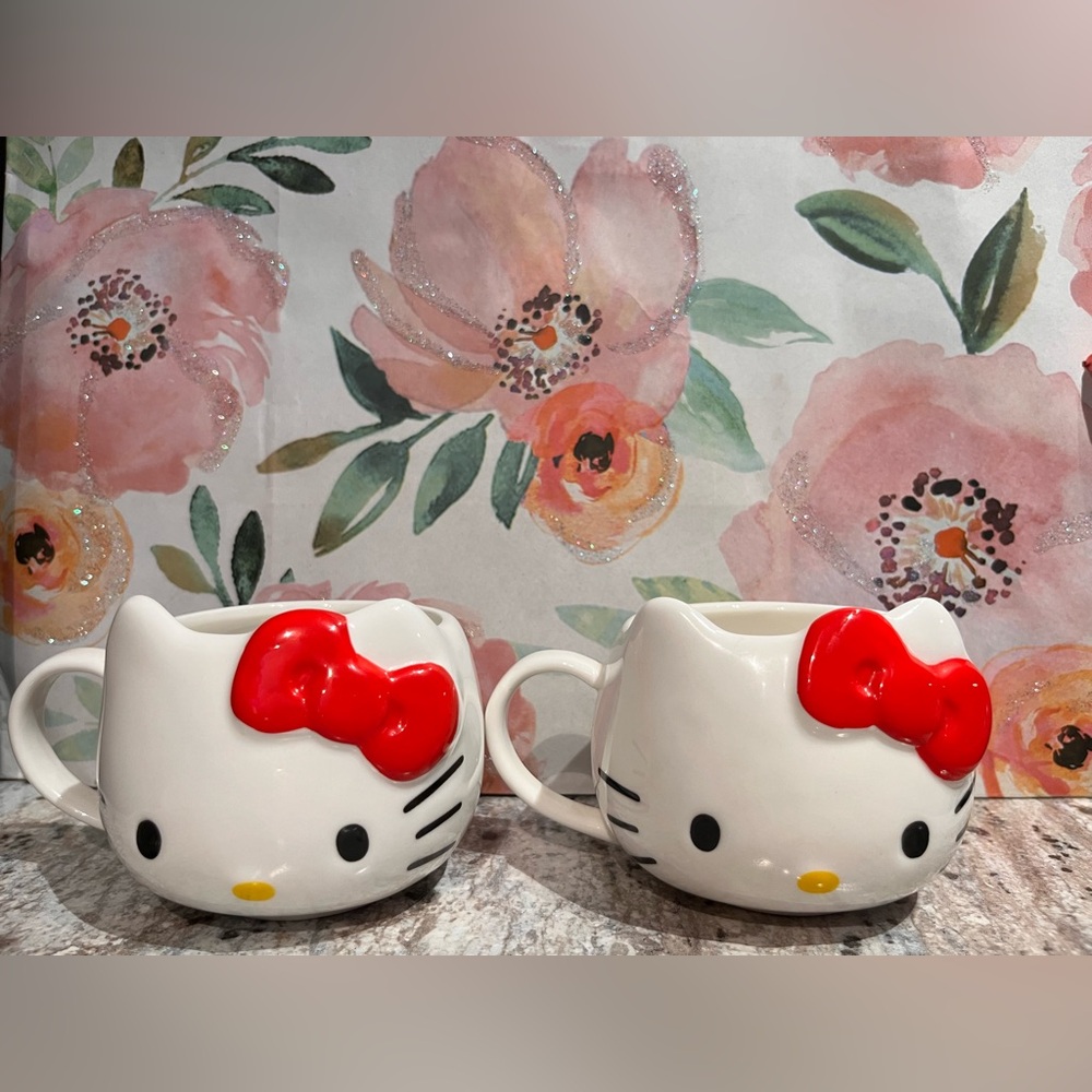 2 hello kitty coffee cups ❤️😻